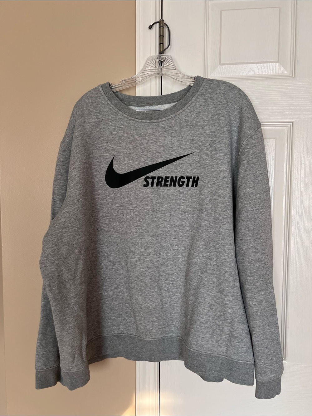 Nike Strength Men’s Gray Crewneck Sweatshirt Size XL Pullover